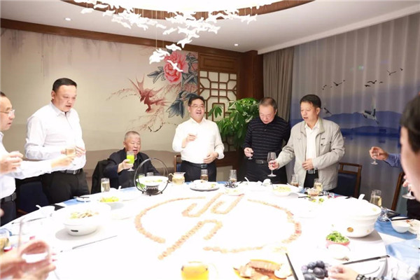 慶中秋 迎華誕 塔林鼎尚恭祝全疆各族朋友雙節(jié)快樂！