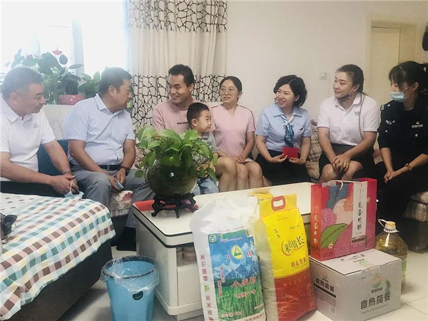 關(guān)愛篇丨佳節(jié)將至，新疆塔林鼎尚、烏魯木齊飲食服務(wù)行業(yè)協(xié)會、沙區(qū)天山農(nóng)商行攜手開展慰問幫扶活動
