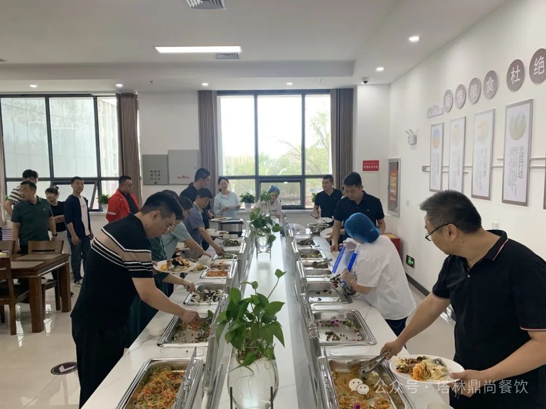 搬遷頂烈日，食堂開餐忙。