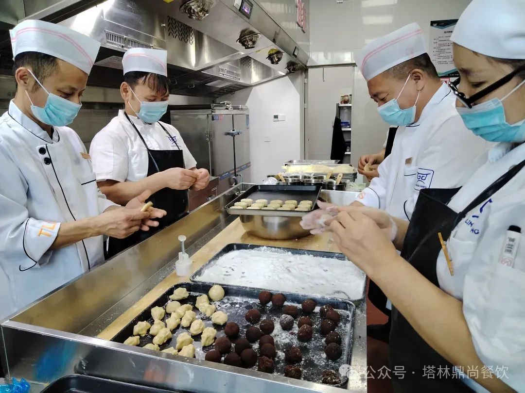 塔林鼎尚餐飲西鉆運營中心：自制月餅迎中秋，共筑民族一家親